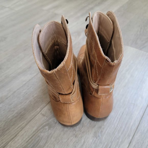 Cognac Leather Lace-up Booties - Picture 3 of 3